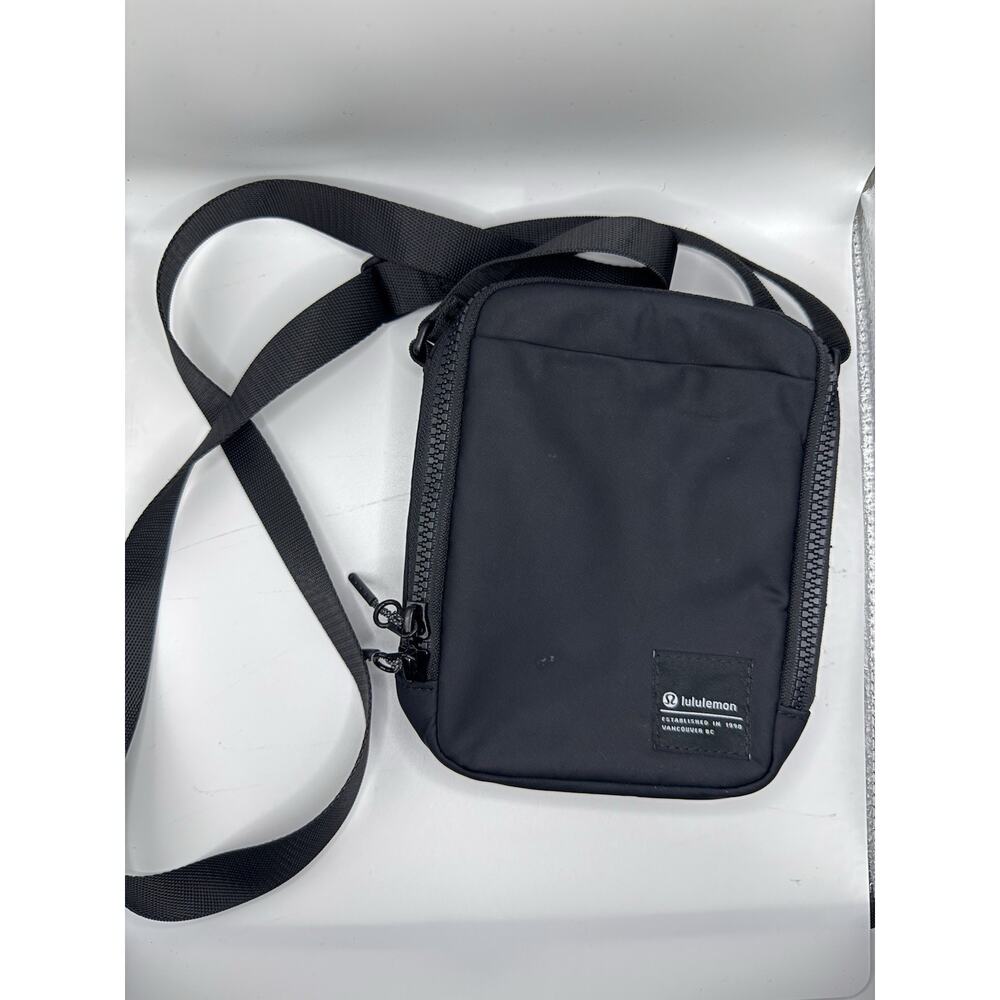 Lululemon Athletica Bag Easy Access Cross Body Purse Black 1.5L Zip Around